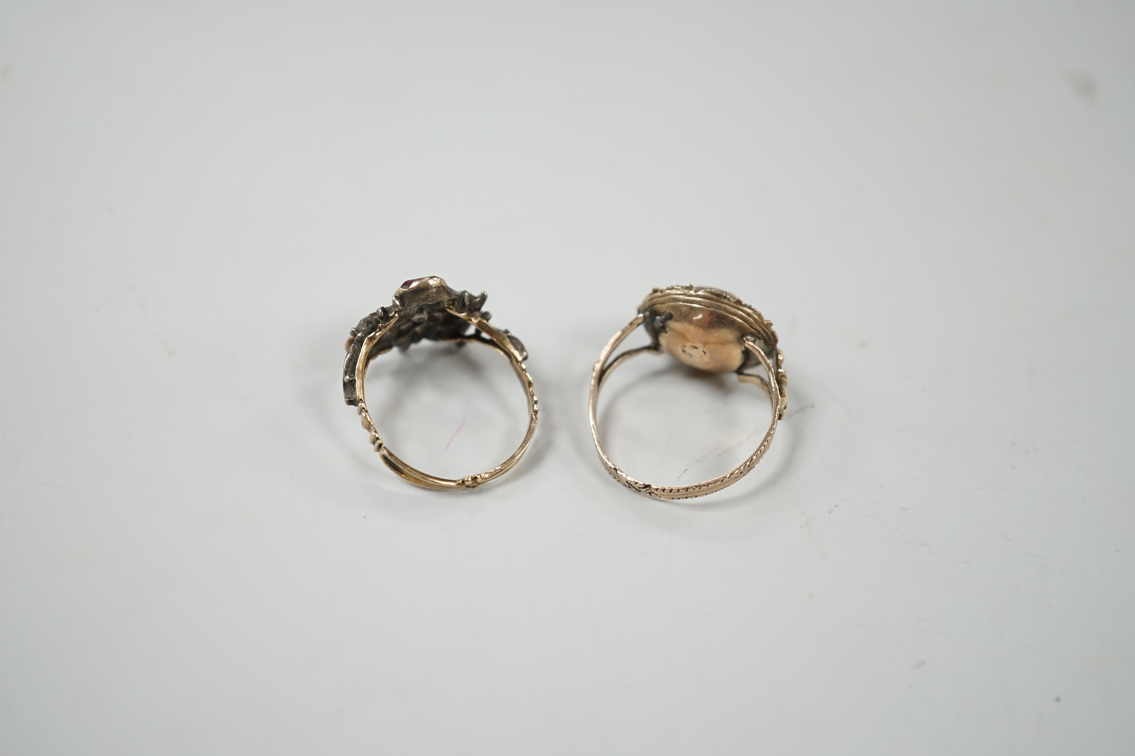 A Georgian yellow metal and foil backed paste? set cluster ring, size N, (a.f.) and a later foil backed gem set ring.